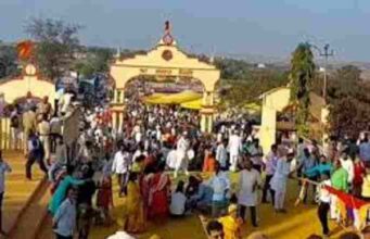 Korthan Yatra: मानाच्या काठ्यांनी कोरठण यात्रेची सांगता Korthan Yatra concludes with a procession of honor