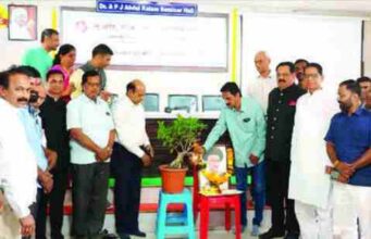 Reading Books: पुस्तकांच्या वाचनाने माणूस नम्र आणि समृद्ध होतो Reading books makes a person humble and prosperous