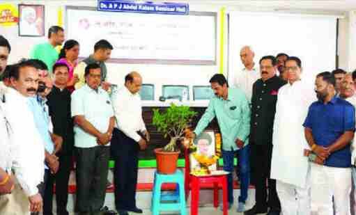 Reading Books: पुस्तकांच्या वाचनाने माणूस नम्र आणि समृद्ध होतो Reading books makes a person humble and prosperous